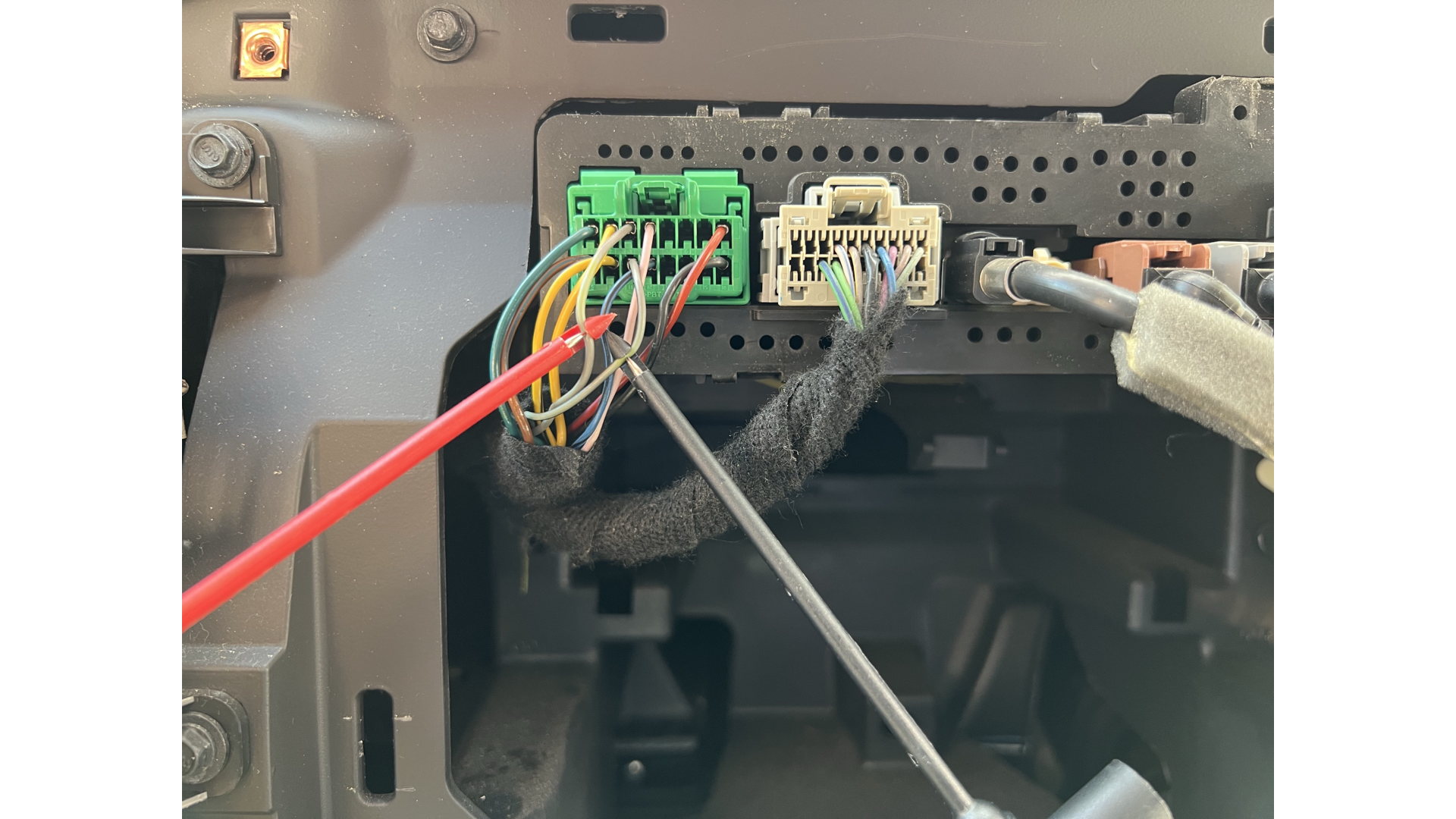 test probes connected to Front Left Channel of source unit