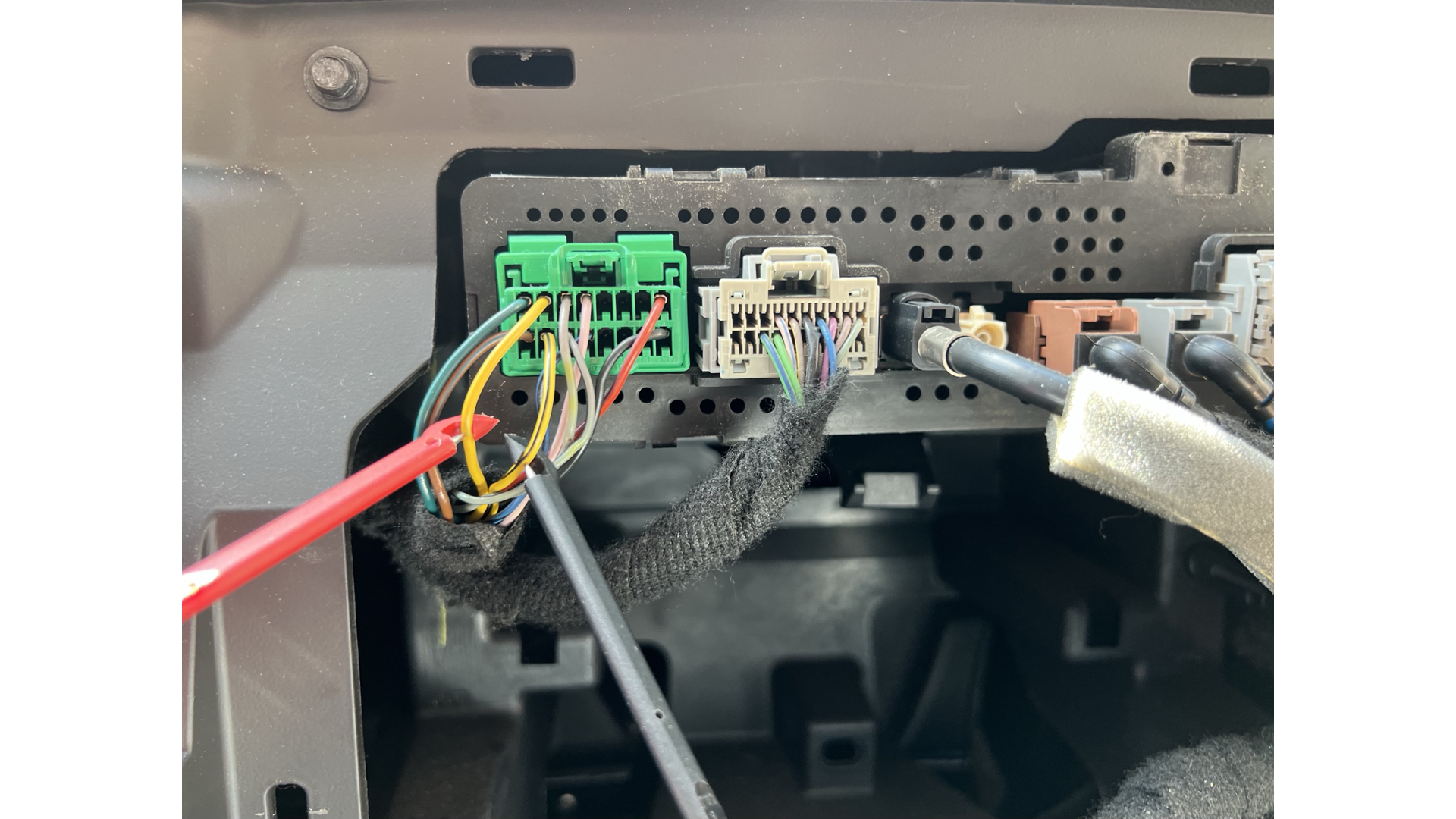 test probes connected to Front Right Channel of source unit