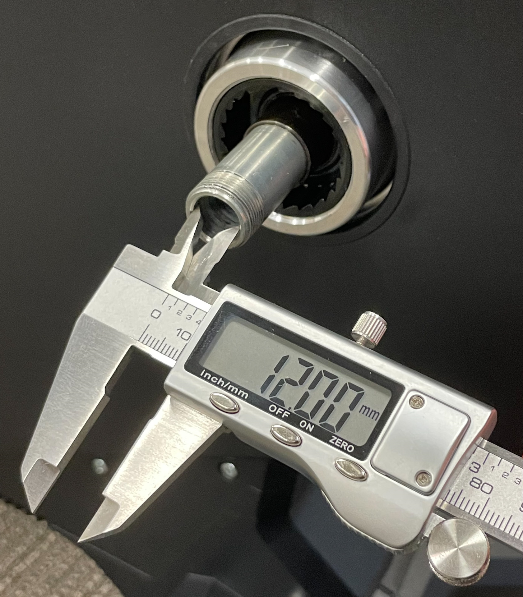 Calipers measuring Type 2 axle with 12mm readout