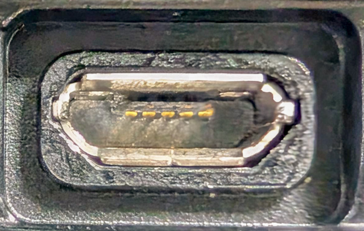 USB-Micro Jack on the bottom of an Edge device