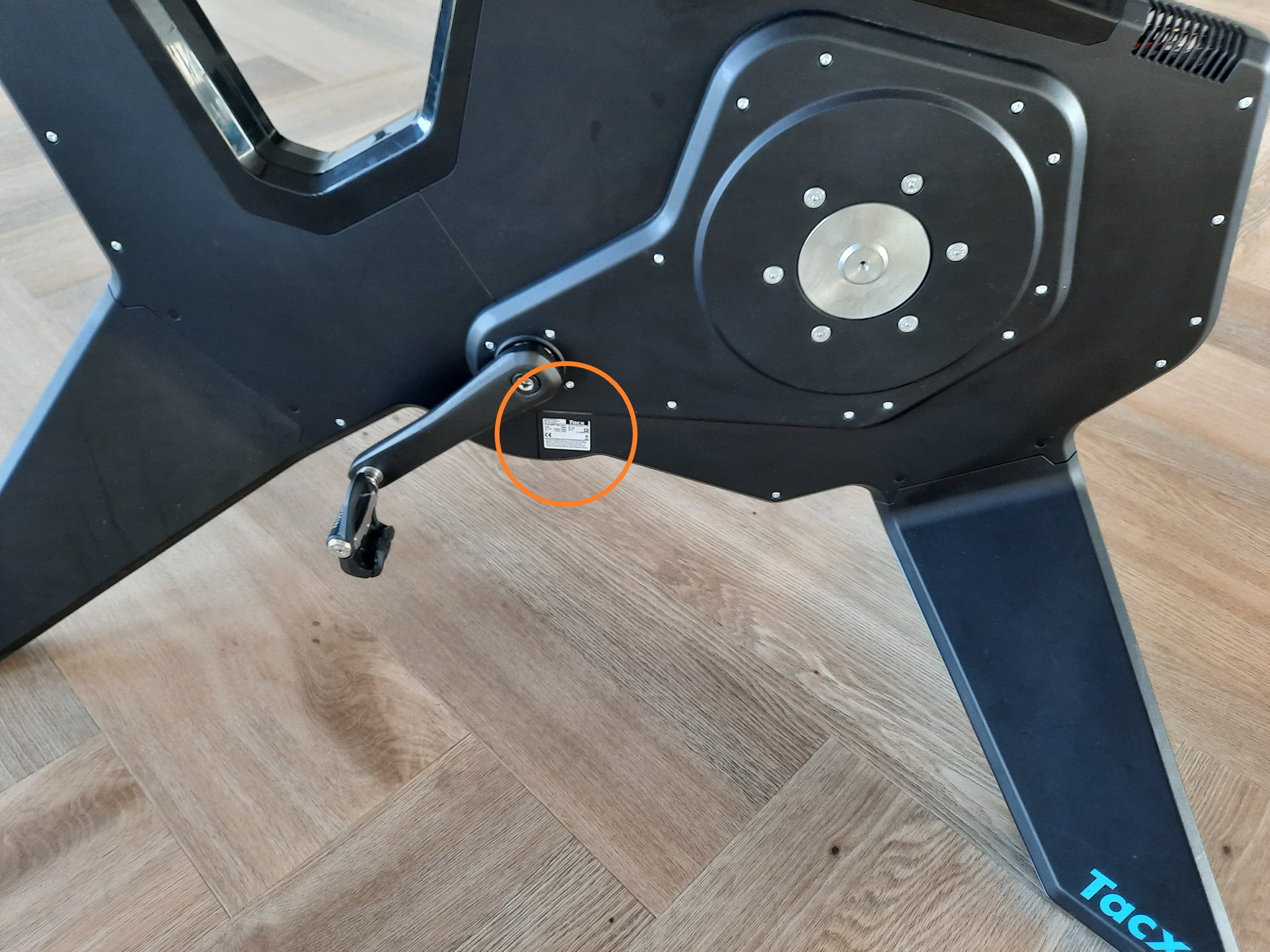 Tacx：スマートトレーナーに貼られているシリアル番号の確認方法